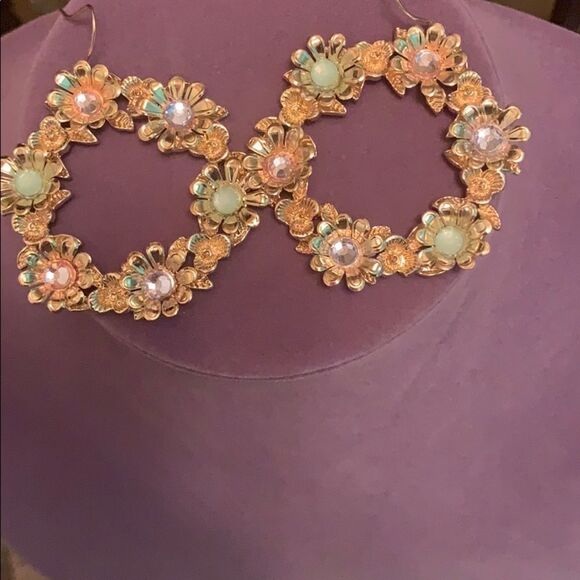 Gold round flower earrings - Picture 1 of 3